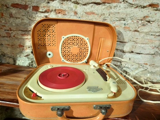 Teppa koleksiyonluk plak çalar.