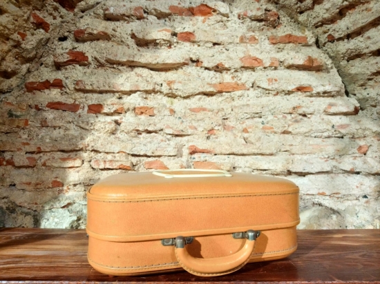 Teppa koleksiyonluk plak çalar.