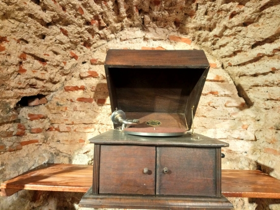 Yarı salon Gramofon çalışır durumda bakımları yapılmış Kullanabilir durumdadır.