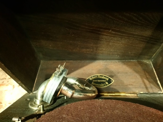 Yarı salon Gramofon çalışır durumda bakımları yapılmış Kullanabilir durumdadır.