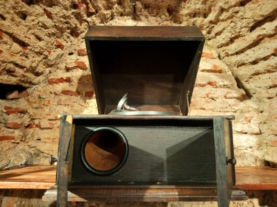 Yarı salon Gramofon çalışır durumda bakımları yapılmış Kullanabilir durumdadır.