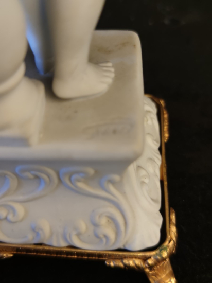 Bisküvi Bronz Kaideli İmzalı Biblo