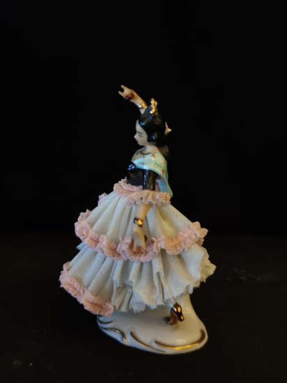 İspanyol Dansçı Biblo Eteklerde Dökülmeler vardır