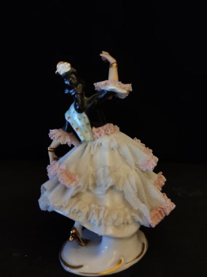 İspanyol Dansçı Biblo Eteklerde Dökülmeler vardır