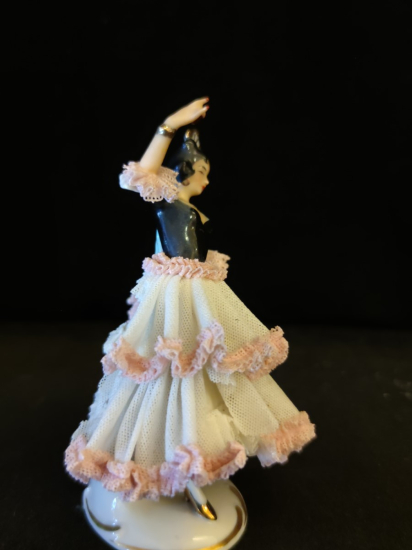 İspanyol Dansçı Biblo Eteklerde Dökülmeler vardır