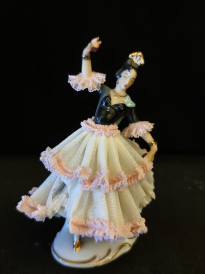 İspanyol Dansçı Biblo Eteklerde Dökülmeler vardır