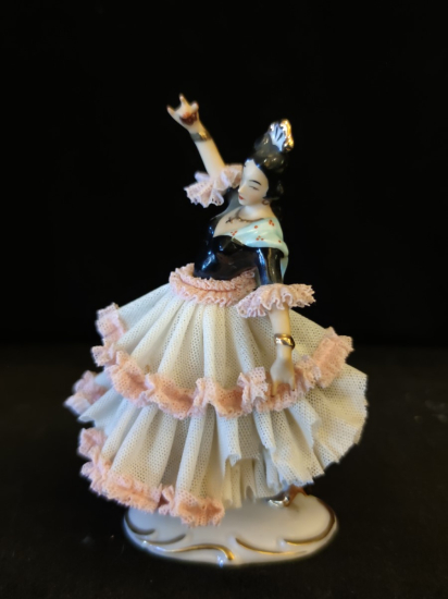 İspanyol Dansçı Biblo Eteklerde Dökülmeler vardır