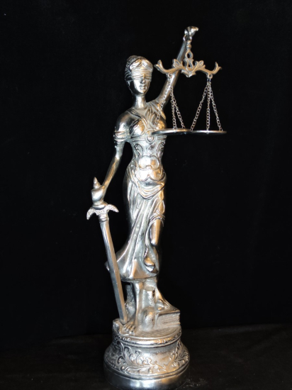 Metal Adalat Heykeli