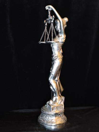 Metal Adalat Heykeli