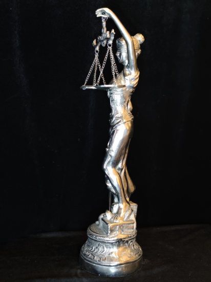 Metal Adalat Heykeli