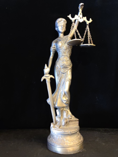 Metal Adalet Heykeli