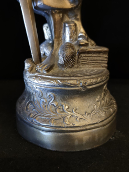 Metal Adalet Heykeli