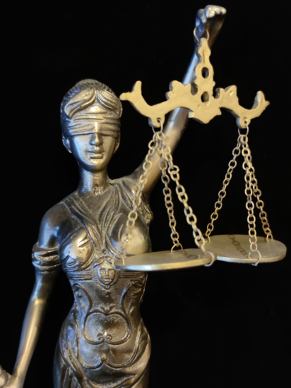 Metal Adalet Heykeli
