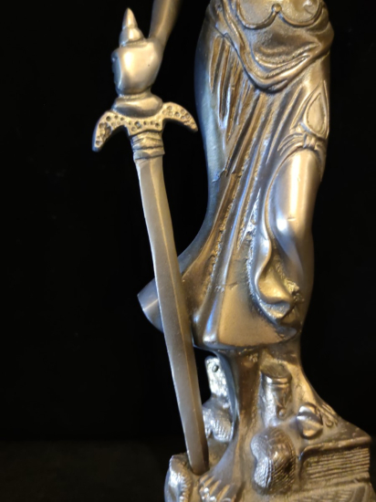 Metal Adalet Heykeli